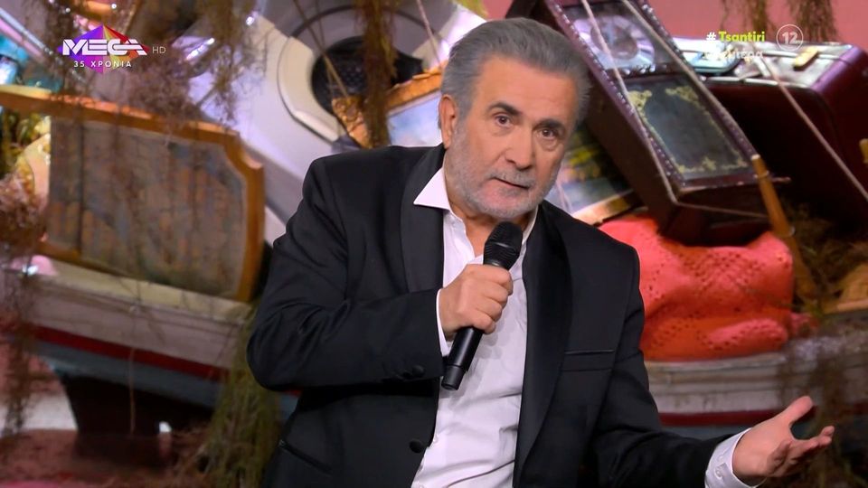 Ντόρα τι σκατά έχεις μέσα στη ψυχή σου; Γιατί πιστεύεις ότι πρέπει να σας ταιζουμε όλους εσάς, έχετε να ζήσετε για 150 ζωές, αφήστε λοιπόν να ζήσουν κι αυτοί οι άνθρωποι που χάσαν τις δικές τους ζωές στα δικά σας βαγόνια και δεν βρίσκουν το δίκιο τους εξ αιτίας σας