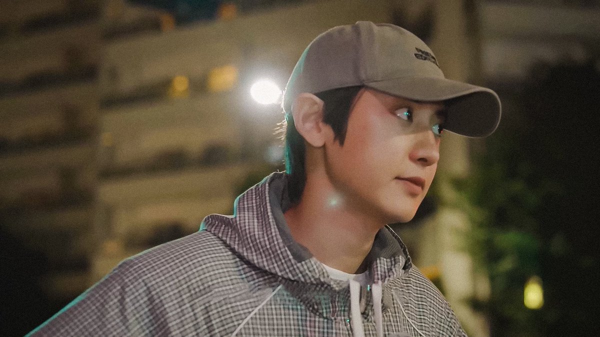 Chanyeol looking like a main lead straight out of a movie😩🫶