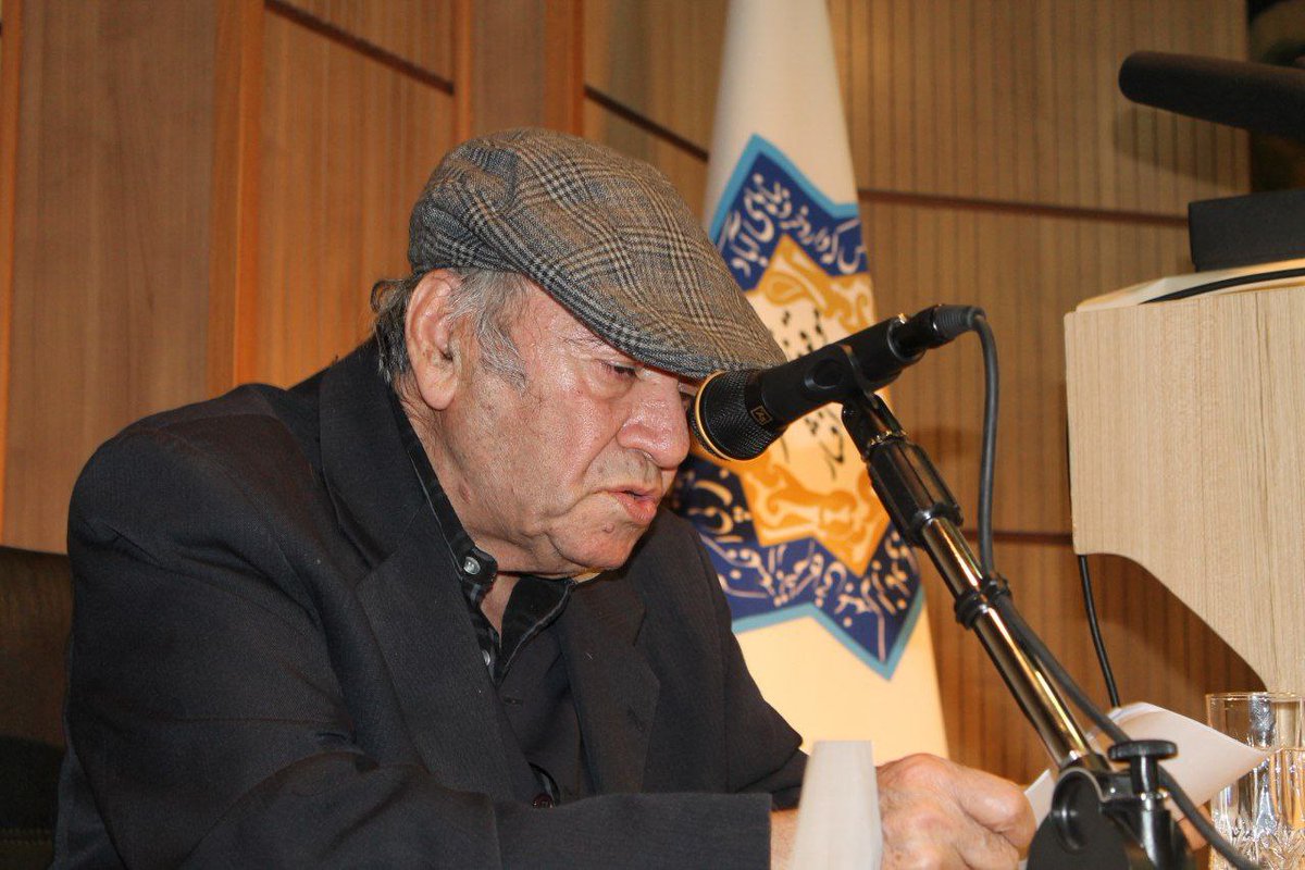 هشتم آبان‌ماه سالروز درگذشت دکتر مظاهر مصفّا، شاعر، محقق، مصحح متون کهن و استاد زبان و ادبیات فارسی دانشگاه تهران

داغ ایران 

تلخ، مرطوب، مجروح، غمناک
باد می‌خیزد از برگزاران
نقره‌ای لاجوردی طلایی
برگ می‌ریزد از شاخساران

گردد از شاخساران بی‌برگ
پیکرِ لاغرِ باد زخمی
خیزد از سینۀ