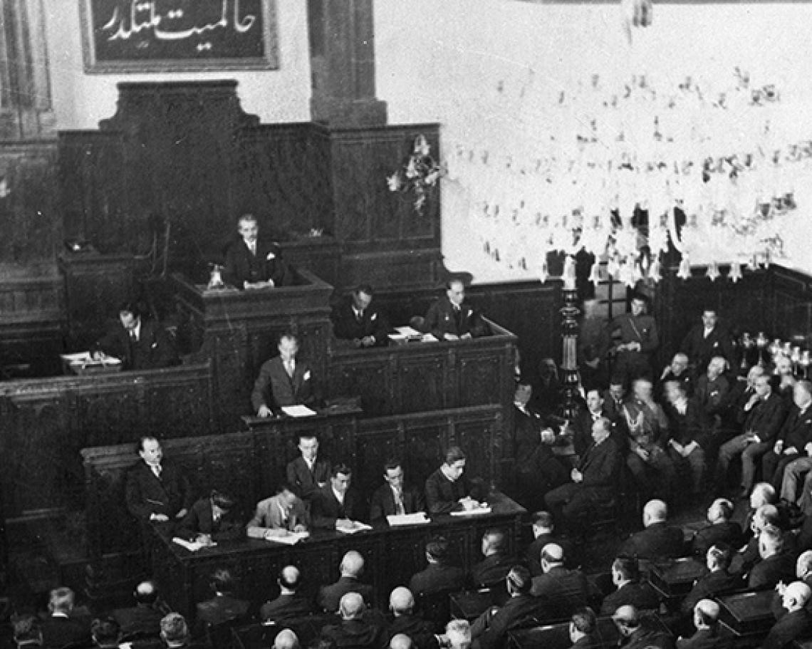 Türkiye Cumhuriyeti bir şeyin sonu olduğu kadar, bir şeyin de başlangıcıdır. Bazıları diyeceklerdir ki Türkiye Cumhuriyeti şeriat hükümleriyle, halife-sultan tarafından yönetilen Osmanlı İmparatorluğu’nun sonu, ve fakat batıcı-lâik kanunlarla yönetilen millî bir devletin