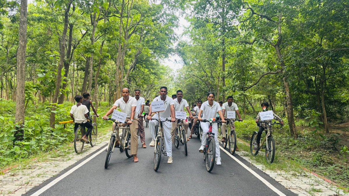 9BnSSB_INDIA's tweet photo. “फिटनेस की उड़ान – सीमाओं की शान!”
Fit India Freedom Run 6.0 के तहत सीमा चौकी कोयलाबास में सशस्त्र सीमा बल के बलकर्मियों द्वारा एक साइकिल रैली का भव्य आयोजन किया गया।
#FitIndia #FreedomRun6 #SSB_INDIA #SSBFTRLKW #SeemaKeRakshak #Cyclothon #FitnessForFreedom #SSBSHQGKP https://t.co/kWSTHctBTD