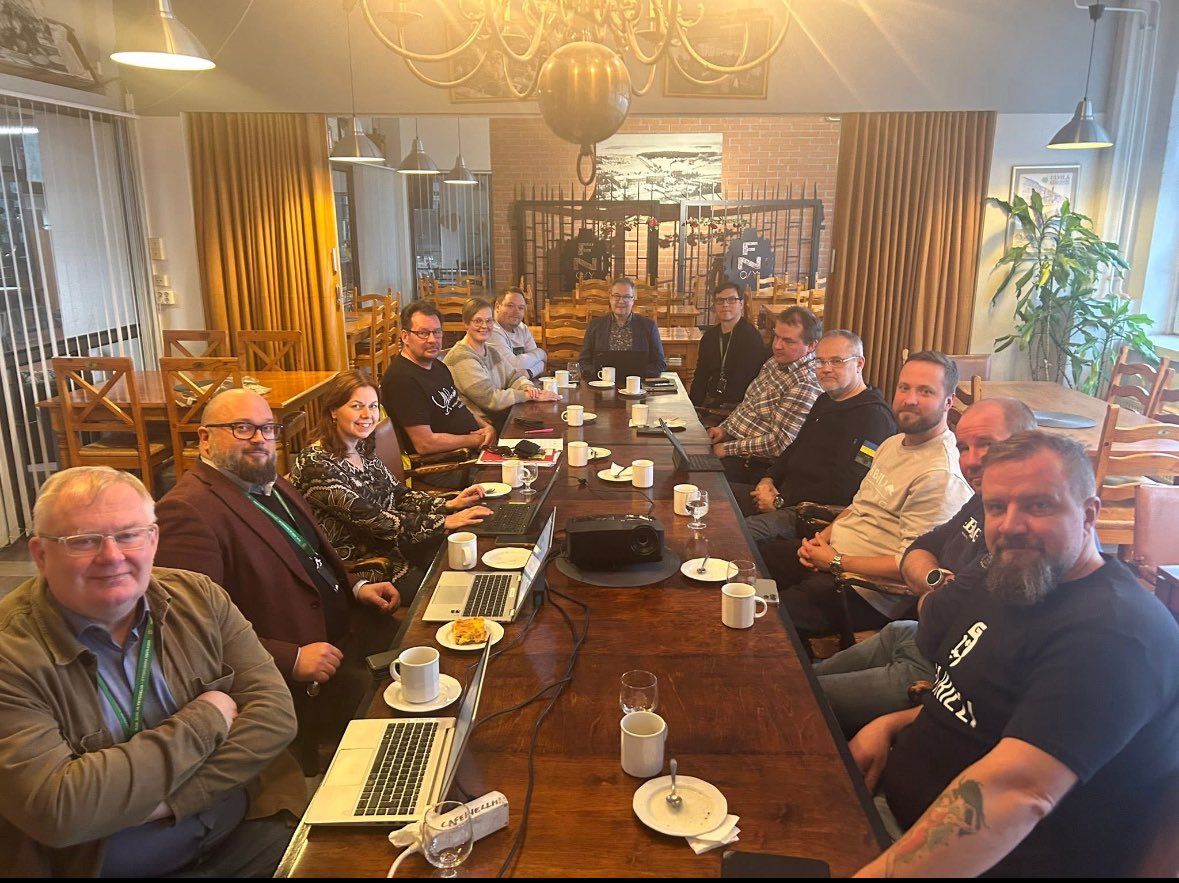 ulvilan's tweet photo. Tiistaina kokoustettiin elinkeinotiimissä ja samassa yhteydessä pidettiin elinvoimaohjelmasta työpaja🥳💯

Hienoa keskustelua, ajatusten vaihtoa ja mieletöntä tekemisen meininkiä💪💪🥳 

Hyvällä tiellä ollaan ja toimia tehdään paljon, elinvoimaohjelmasta tulee varmasti hyvä🤩 https://t.co/EIgTNan1dx