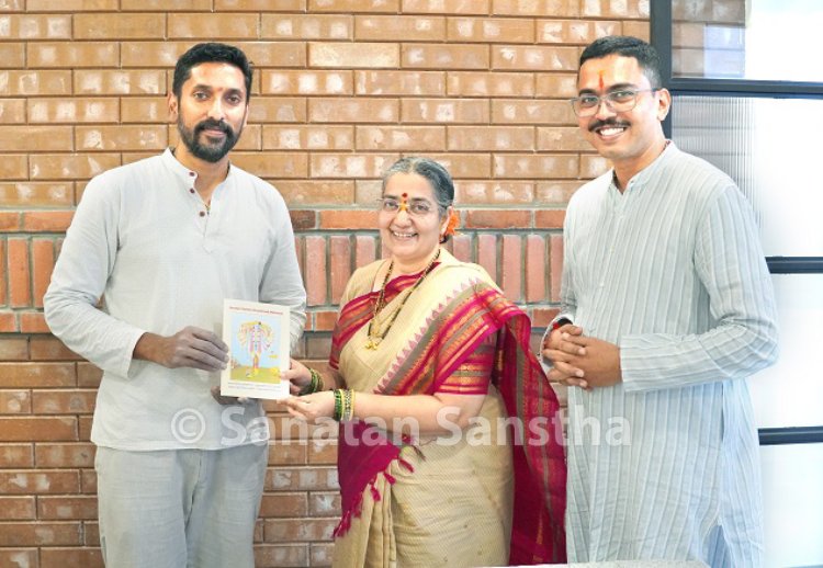 ShriChitshakti (Mrs.) Anjali Mukul Gadgil, one of the two spiritual heirs of Sachchidananda Parabrahman (Dr) Jayant Athavale, Founder of Sanatan Sanstha, met Shri. Arun Yogiraj, renowned sculptor of the sacred Shri #Ram Lalla idol, at his Mysuru workshop and cordially invited him