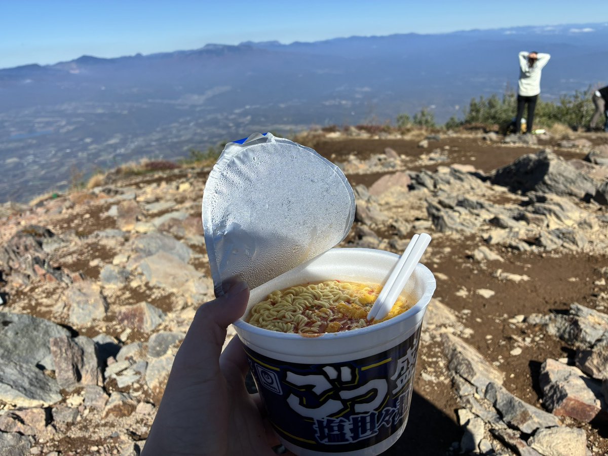 OYiO7sk's tweet photo. カップ麺とりんご食べて山頂コーヒー
からの温泉ソフトクリームコケモモジュース
山でご飯食べたいがために山登ってる気もする https://t.co/E4JMawFjsU