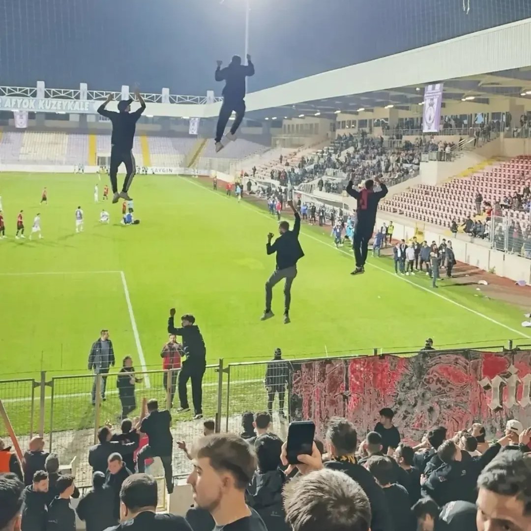 TFF 3. Lig'de oynanan Afyonspor - Eskişehirspor maçında deplasman tribününde çekilen enstantane: