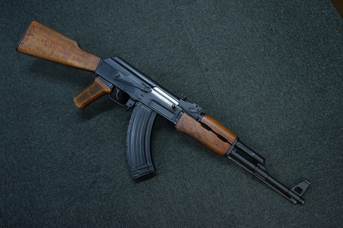 ハンガリーAKこと、AK-55 自動小銃です。 この外見から見て分かる通り