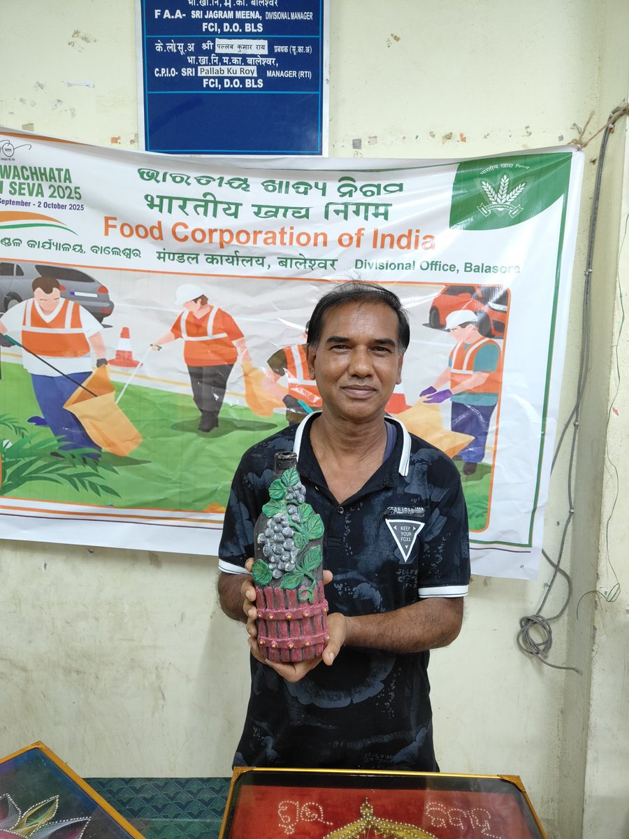 Under Special Campaign 5.0, FCI District Office, Balasore employees showcased their artistic talents through creative 'Waste to Art' exhibits."
#SpecialCampaign5_0
<a href="/FciOdisha/">FCI Odisha</a>
