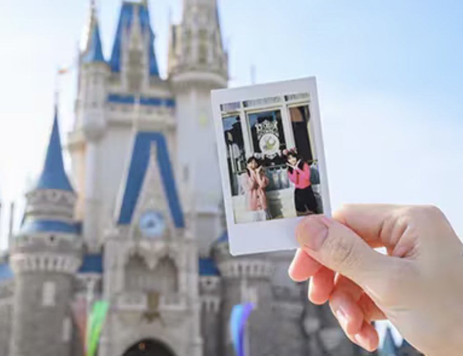 tdr_doria's tweet photo. 1月14日より、プラザ周辺ではキャストがインスタントカメラで撮った写真が貰えます🎀

※10:00～20:00限定。1グループ1枚のお渡しです。
https://t.co/AgAGgXenjJ https://t.co/qo2wLxn1iw