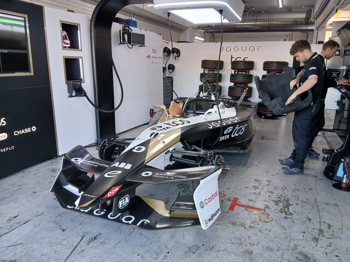 eFORMULAnews's tweet image. #FETesting All teams are getting ready for the fourth and final day of the #FormulaE regular drivers at the pre-season test drives in Valencia 🇪🇸!

Are you ready?

#ABBFormulaE #FormulaE