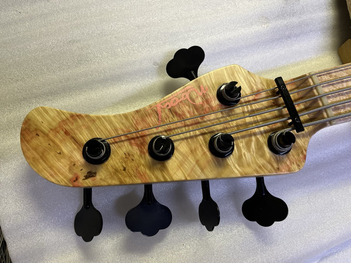 woodcustom_ueda's tweet photo. boxelder burl top
evertone pu!!!
#woodcustomguitars #vibe #vibestandard #5strings #bass #bassist #madeinjapan https://t.co/rFqhCEuTYn