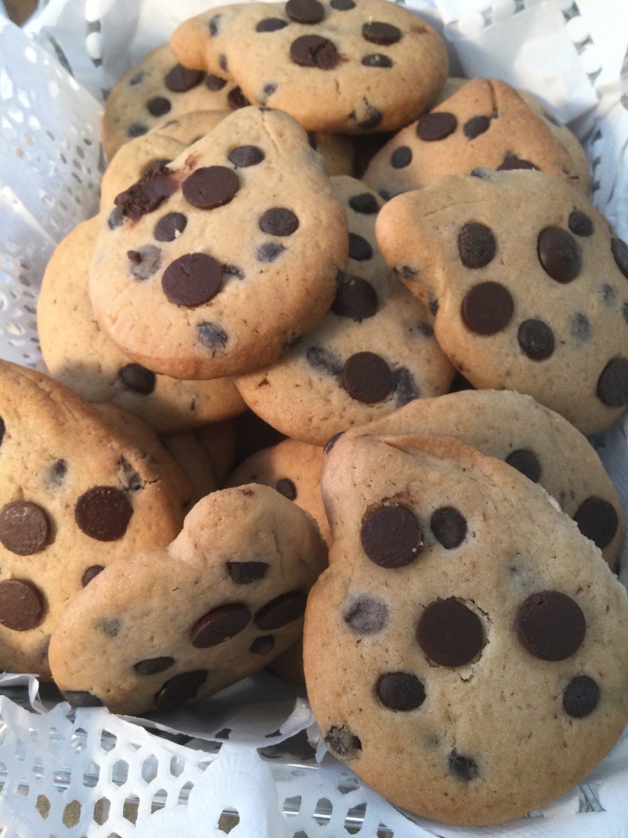 Les galetes més venudes a #Itàlia es diuen #Gocciole, tenen forma de gota d’aigua i van plenes de gotetes de xocolata. Aquesta setmana hem sabut d’on surten i què tenen a veure amb els Autogrill, els restaurants de carretera.
📻 Escolta-ho a #CeLaFaccio ⬇️
enacast.com/media_download…