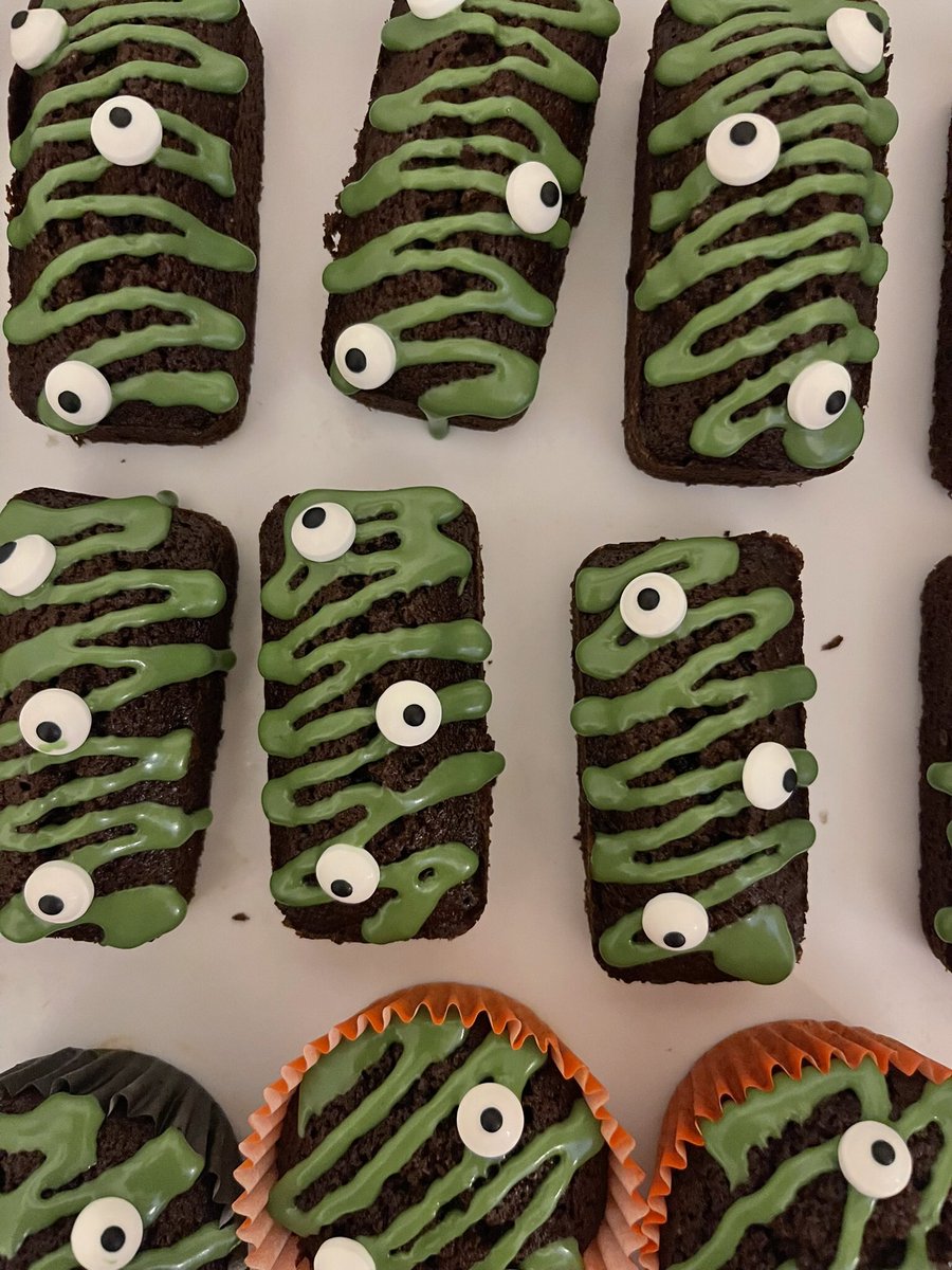 TheDivineFrog's tweet image. This year’s Halloween bakes went horribly wrong as I underestimated the batter in the mini loaf tins and so the end result was skinny, slightly burnt cakes. Icing and monsters eyes couldn’t save these buggers 😔 #baking #halloween #bakingtwitter