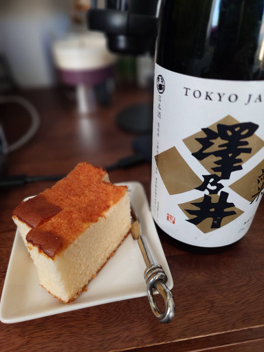 mugen_script's tweet image. 見つけたぞ
何を？

家族にバレないように血中アルコール濃度を上げて一定に保つライフハックを

まいばすで「カステラの切り出し」を買って小皿に乗せて日本酒をドボドボ振っておやつ代わりにすれば日中からお酒を飲んでいる罪悪感もなくアルコールを自然に体内に入れられることを…