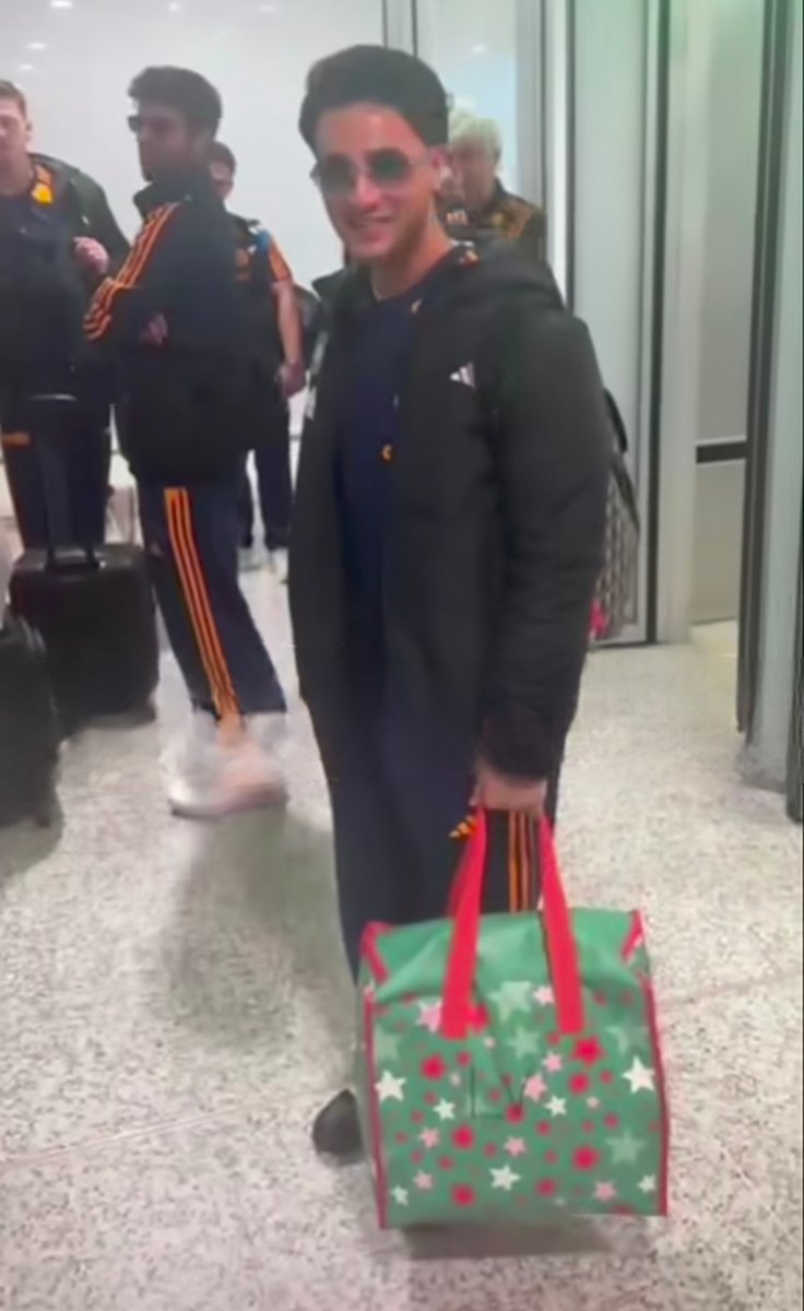 Wellutwt's tweet photo. Abhishek Sharma with LV bag 😭😂 https://t.co/dQpPi4xROk