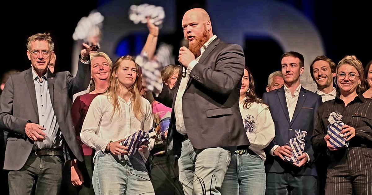 𝗪𝗮𝘁 𝗶𝗻 𝗴𝗲𝘄𝗲𝗹𝗱𝗶𝗴𝗲 𝗿𝗲𝗶𝘀, 𝘁𝗶𝗴𝗲 𝘁𝗮𝗻𝗸!

Mei grutskens sjogge wy werom op in prachtige kâns, in bjusterbaarlike kampanje en foaral in fantastyske ploech minsken. Tegearre hawwe wy it lûd fan de regio hearre litten en sjen litten hoe sterk de belutsenens is by