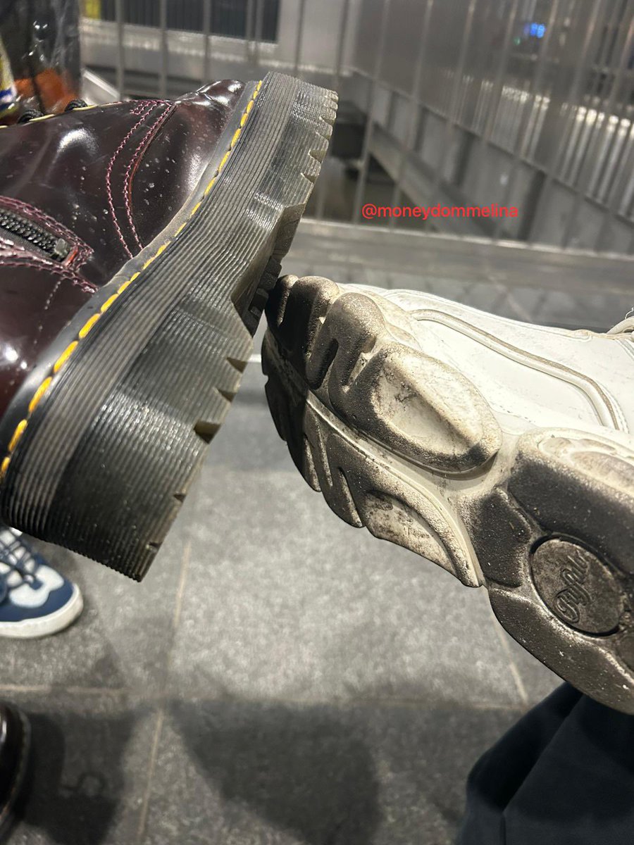 Netter Anblick oder?
Die dreckigen Sohlen erzählen von meinem Samstag Abend. Ich war mit meiner besten Freundin im Club und wir haben die ganze Nacht durchgetanzt 💃 

Stell dir vor du triffst uns im Anschluss bei einem Cash &amp; Go und darfst unsere Füße massieren🤣

Findom Femdom