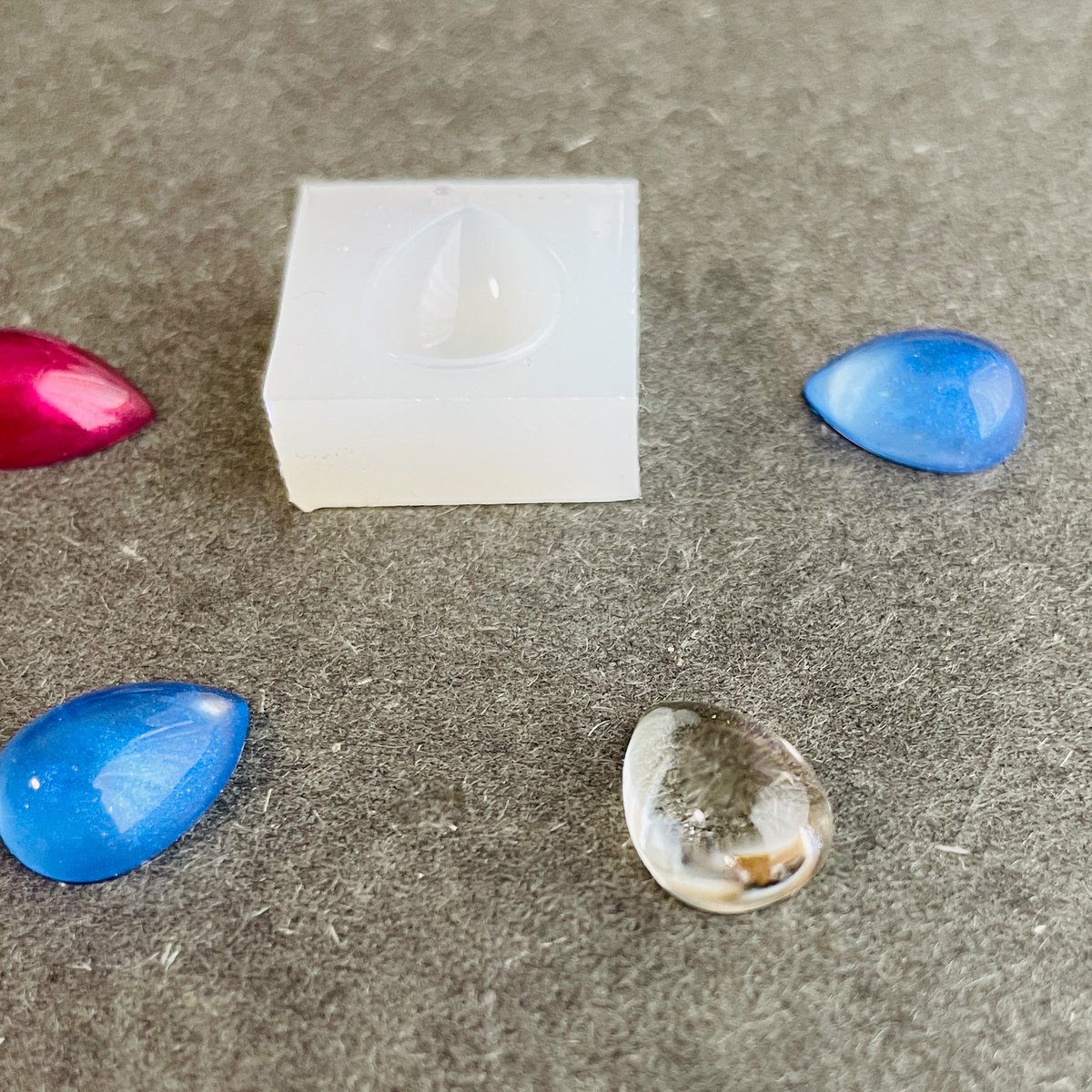 factorhythm's tweet image. 新作モールドのサンプルを製作いたしました

14mmの雫の片面パーツが制作できます
鏡面化済みですので透明なパーツが制作できます
よろしくお願いいたします🤲

以下にて販売予定となっております
minne
minne.com/@factorhythm

Creema
creema.jp/c/factorhythm/…

メルカリShops…