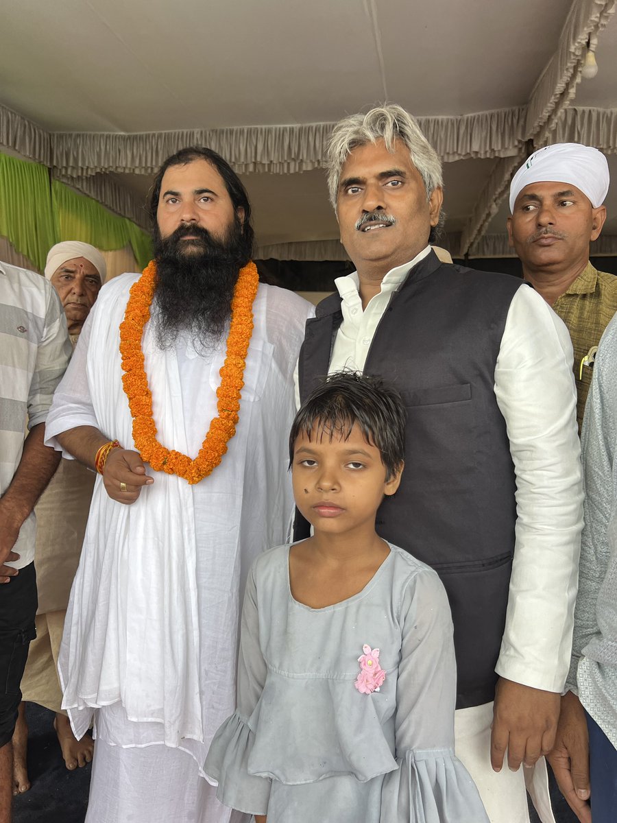 amitjnp76's tweet image. 🌸🙏 जय गुरुदेव 🙏🌸
जय गुरुदेव धर्म प्रचारक संस्था, मथुरा के राष्ट्रीय अध्यक्ष परम पूज्य सन्त पंकज जी महाराज अपनी 122 दिवसीय शाकाहार–सदाचार–मद्यनिषेध आध्यात्मिक जनजागरण यात्रा के अंतर्गत जौनपुर के सत्संग दौरे पर पधारे।
इस अवसर पर महाराज श्री का अपनें पैतृक ग्राम देवकली में…