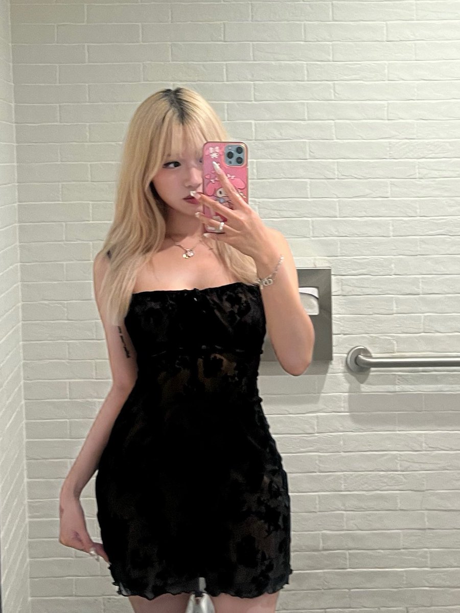 elonaine's tweet image. i ate a $500 omakase in this outfit