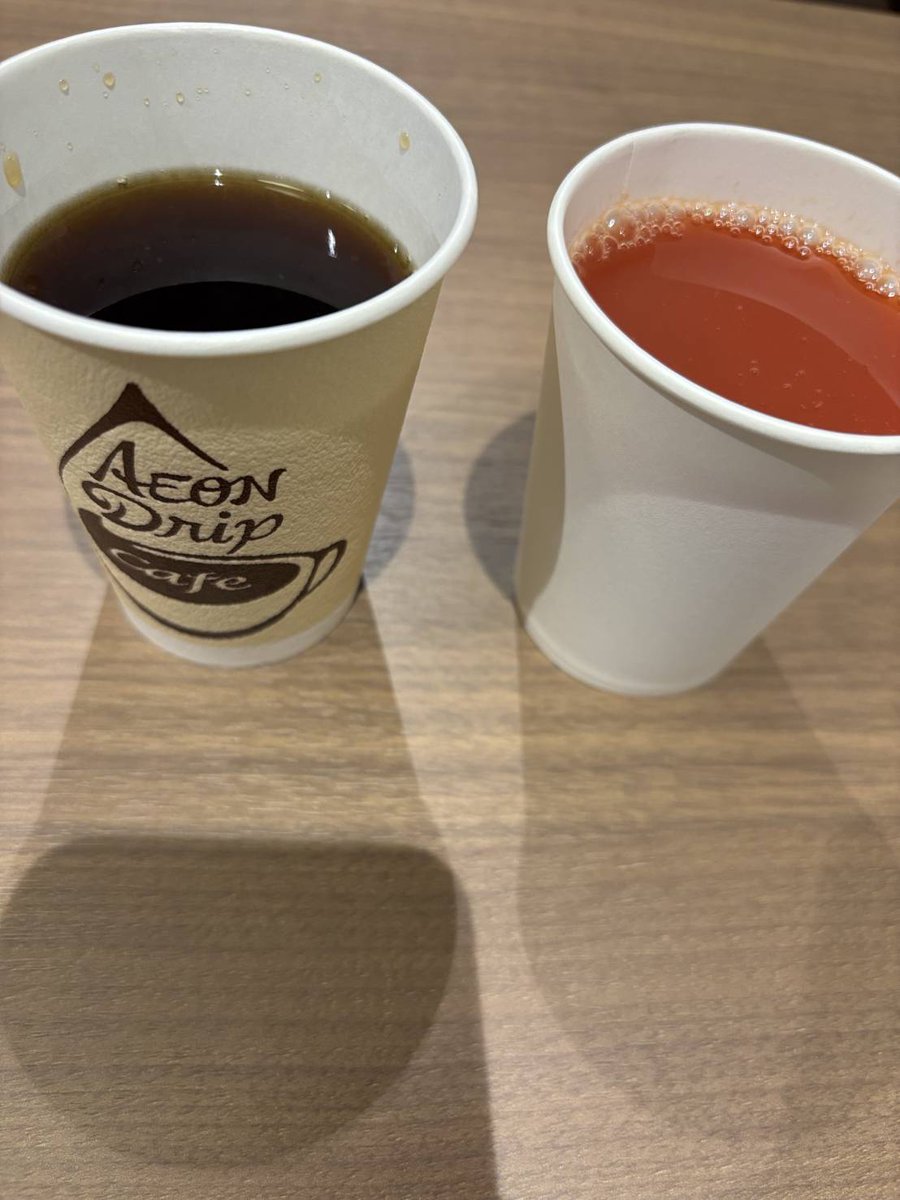 720_mikan's tweet photo. イオンラウンジ、昨日からルール変更。前のほうが個人的に助かった。
飲み物の種類が少ない⋯
うちの最寄りの冷蔵庫の中はアイスコーヒー、なっちゃん、ルイボス、野菜ジュース、オーガニックトマトジュース。
子と行くので前の100 %果汁が欲しかったけど、りんごもオレンジも取り扱いなしになってる涙 https://t.co/SnRINIncVz