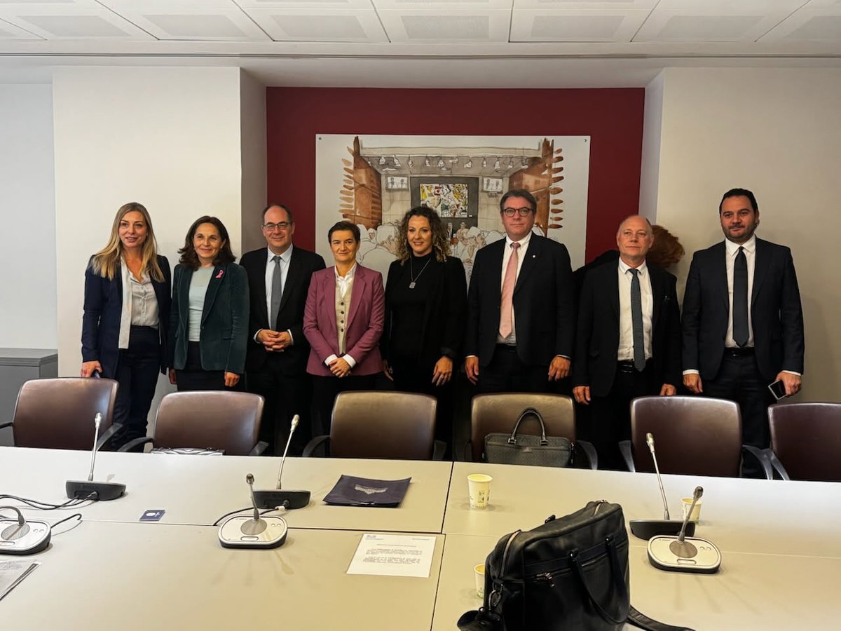 Dans le cadre de notre groupe d'amitiés France-Serbie, nous avons reçu ce mercredi, la Présidente de l'Assemblée nationale serbe, Madame Brnabić, en visite à Paris à l'occasion du Forum sur la Paix.
#DirectAN