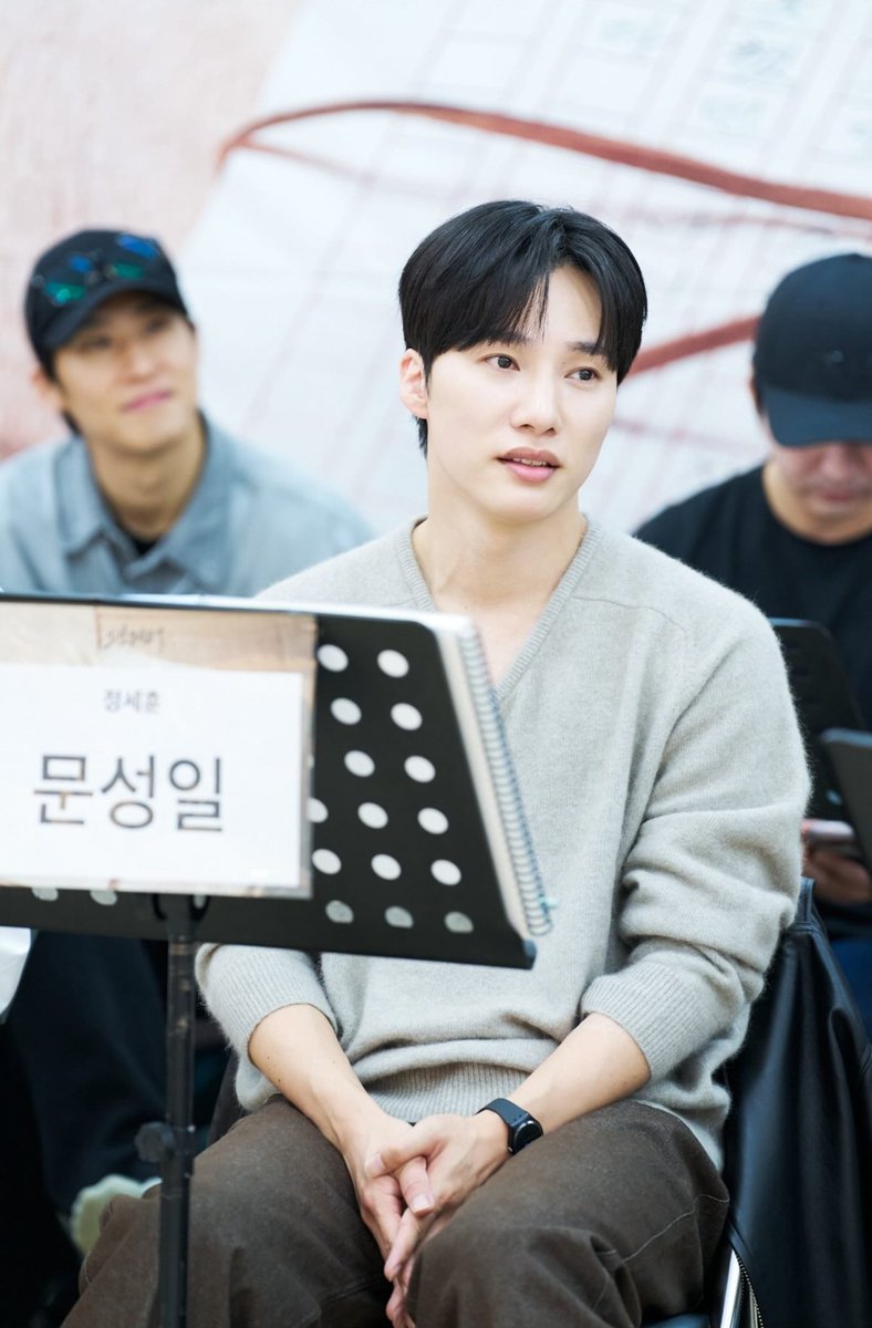 왜이리 사연있는 사람처럼 앉아있는겨