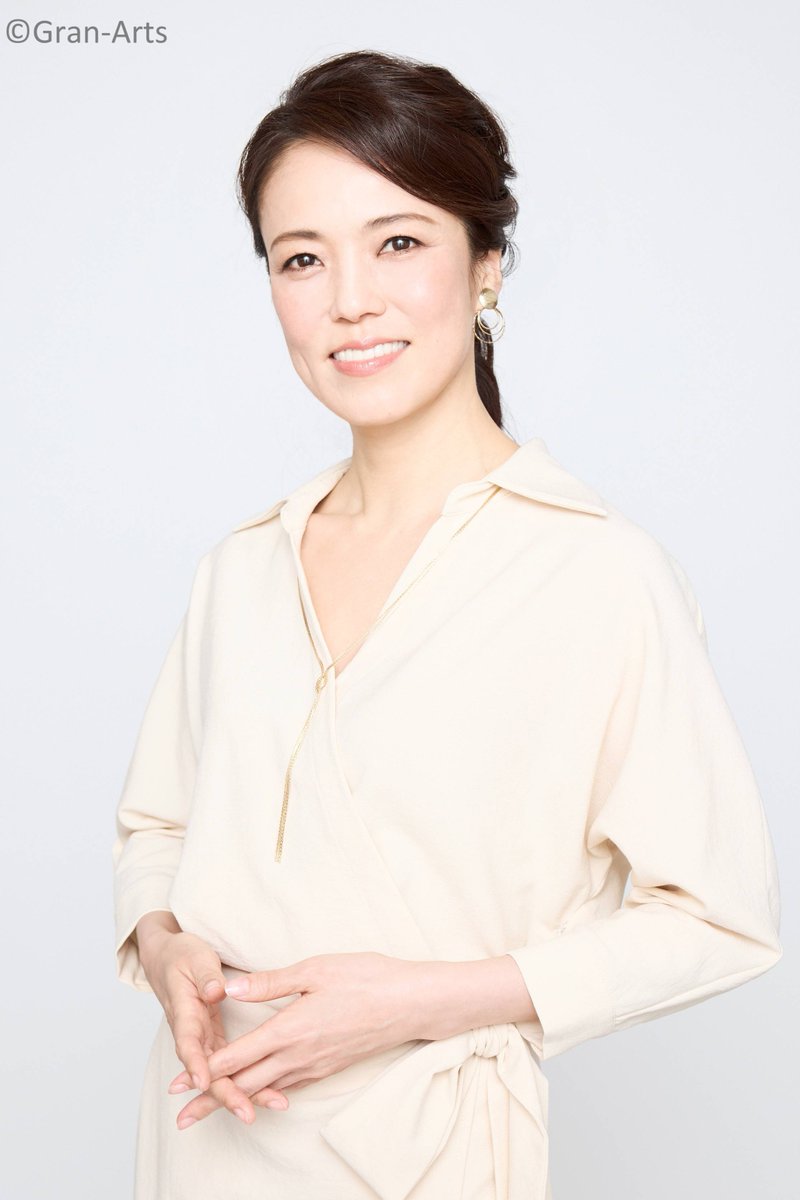 Gran_Arts's tweet photo. 【＃彩吹真央】📻出演情報　

📻FM FUJI 「Beauty Voice」
毎週土曜 17:00～17:30
放送予定：2025年11⽉1⽇、 8⽇、15⽇、22⽇

#水夏希 さんがパーソナリティを務める番組に
#霧矢大夢 さんとゲスト出演✨
どうぞお楽しみに♪

https://t.co/MpgpVMTbLp https://t.co/ShVvbECqWr