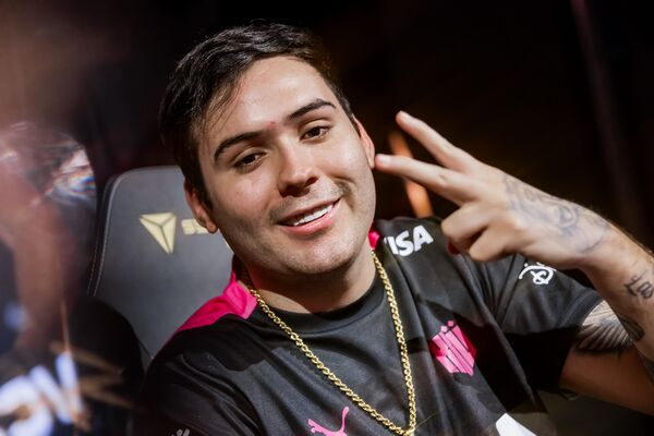 rapiemon77's tweet photo. Mi jugador favorito, y al que más respeto, ha dejado KRU. Sabía que este anuncio llegaría en unos años, pero aun así duele mucho.

Apoyaré a KRU, keznit y Shyy en todo lo que pueda.

Espero que cada uno pueda reintegrarse a KRU de la mejor manera.

Buen trabajo, dueS. https://t.co/rECknTacYg