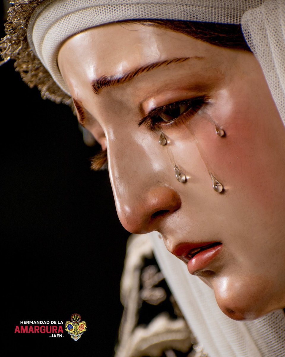 VESTIMENTA | María Santísima de la Amargura, Madre De la Iglesia, ya se encuentra ataviada para el mes de noviembre y la conmemoración de los Fieles Difuntos.