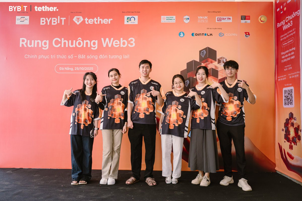 BybitVNOfficial's tweet image. 🎬“Web3 Bell Challenge” 2025 – Inspiring Vietnam’s Next Web3 Innovators 🇻🇳

🔔Co-hosted by Bybit and @Tether_to, Web3 Bell Challenge (Rung Chuông Web3) brought together 400+ students, educators, and leaders in Da Nang — turning learning into an interactive, inspiring journey…