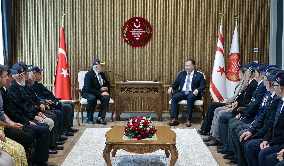 Cumhuriyet Meclisi Başkanı Ziya Öztürkler, Kıbrıs Mutlu Barış Harekatı’na katılan gazilerden oluşan heyeti Meclis’te kabul etti. cm.gov.ct.tr/Haberliste?id=…