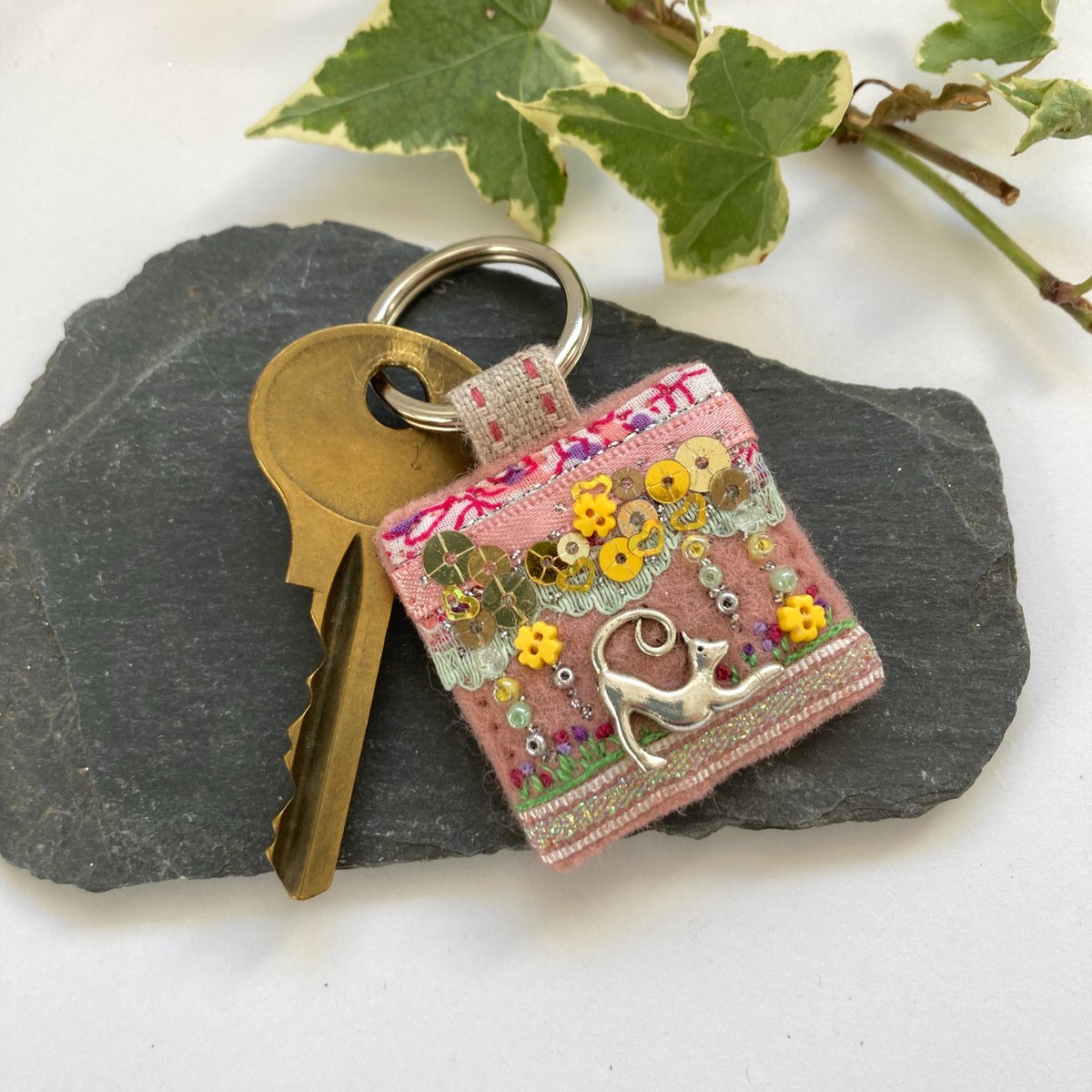 Darling stretching cat hand sewn keyring in dusky pink, decorated with trims, fabrics and tiny embellishments.
A unique accessory to keep special keys safe and sound - ideal gift for cat lovers.
elliestreasures.square.site/product/cat-ke…

#EarlyBiz #shopindie #ChristmasGiftIdeas #catlover