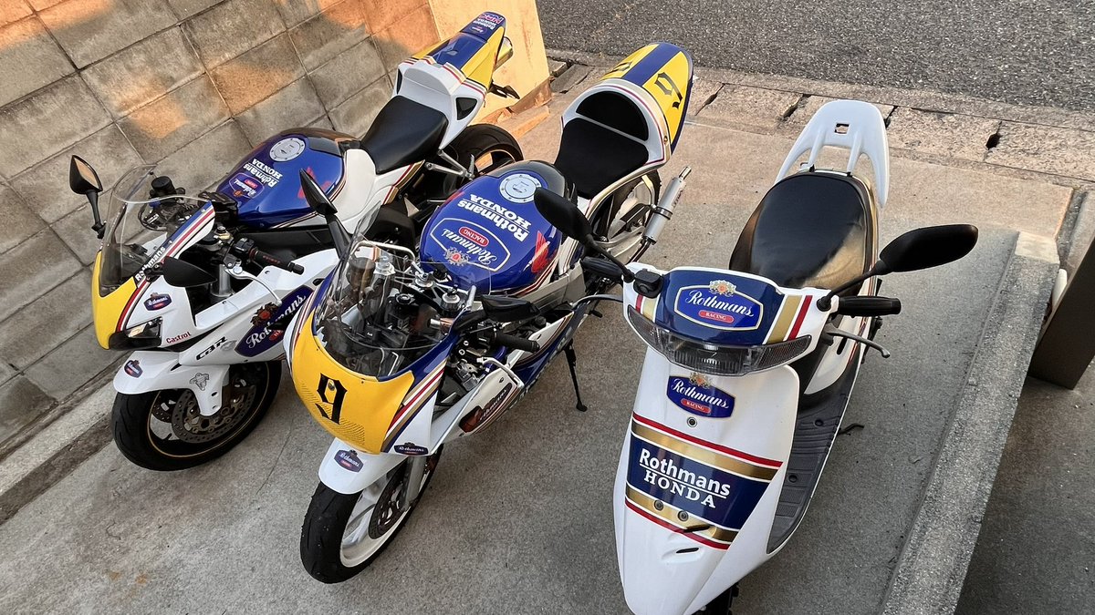 mmmm___ruru's tweet photo. ~ロスマンズ三兄弟~
#ホンダ   #SS #レーサーレプリカ  #原付  #ロスマンズ   #CBR1000RR  #SC57  #NSR250R  #MC21  #スーパーディオ  #AF28  #AF27
 #Rothmans https://t.co/RhWFfnEPlO