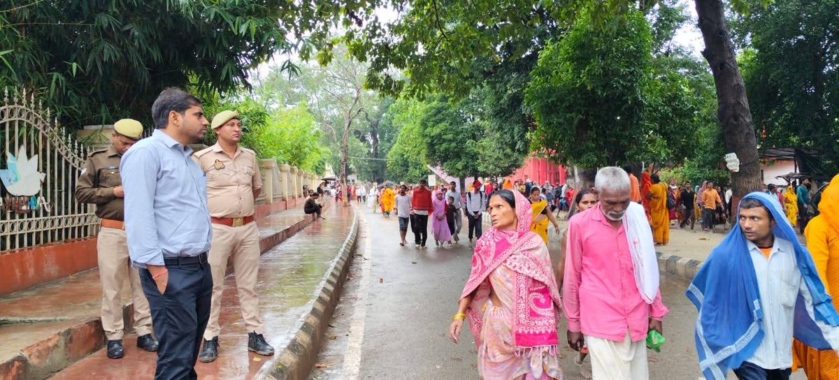धर्मनगरी अयोध्या में चल रही पावन 14 कोसी परिक्रमा के दृष्टिगत नगर आयुक्त श्री <a href="/Jayendra_IAS/">जयेन्द्र कुमार</a> द्वारा गुप्तार घाट पर नगर निगम की समस्त व्यवस्थाओं का स्थलीय निरीक्षण किया गया एवं संबंधित को आवश्यक निर्देश दिए गए।
इस दौरान मुख्य सफाई निरीक्षक कमल कुमार उपस्थित रहें।

#parikrama2025
