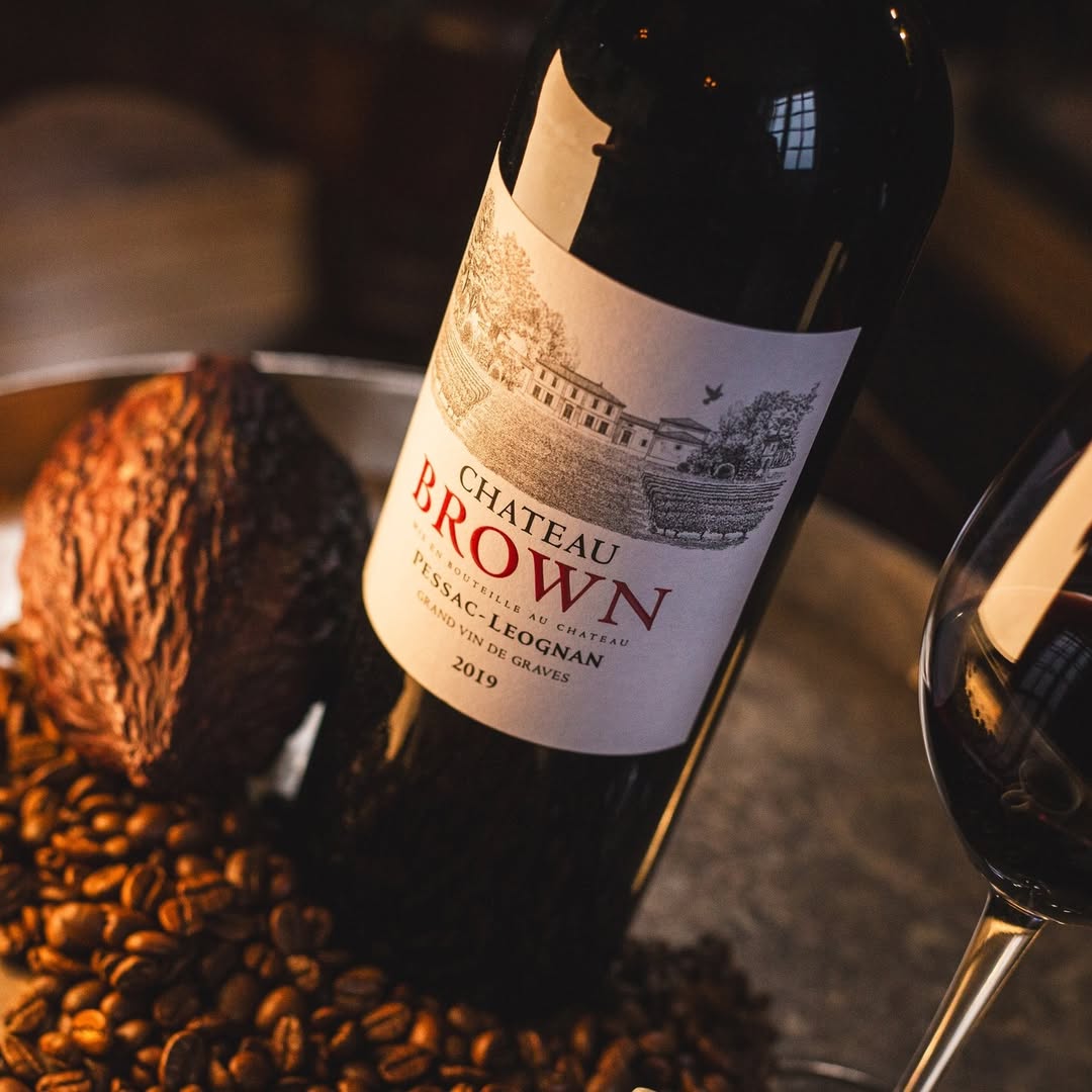 ChateauBrown's tweet image. Château Brown Rouge 2019 🍷
Au-delà de ses arômes fruités et généreux, le millésime 2019 révèle toute sa complexité à travers des notes délicatement fumées, torréfiées et chocolatées.
Découvrez nos vins à la propriété ou sur chateau-brown.com
#ChâteauBrown #pessacleognan