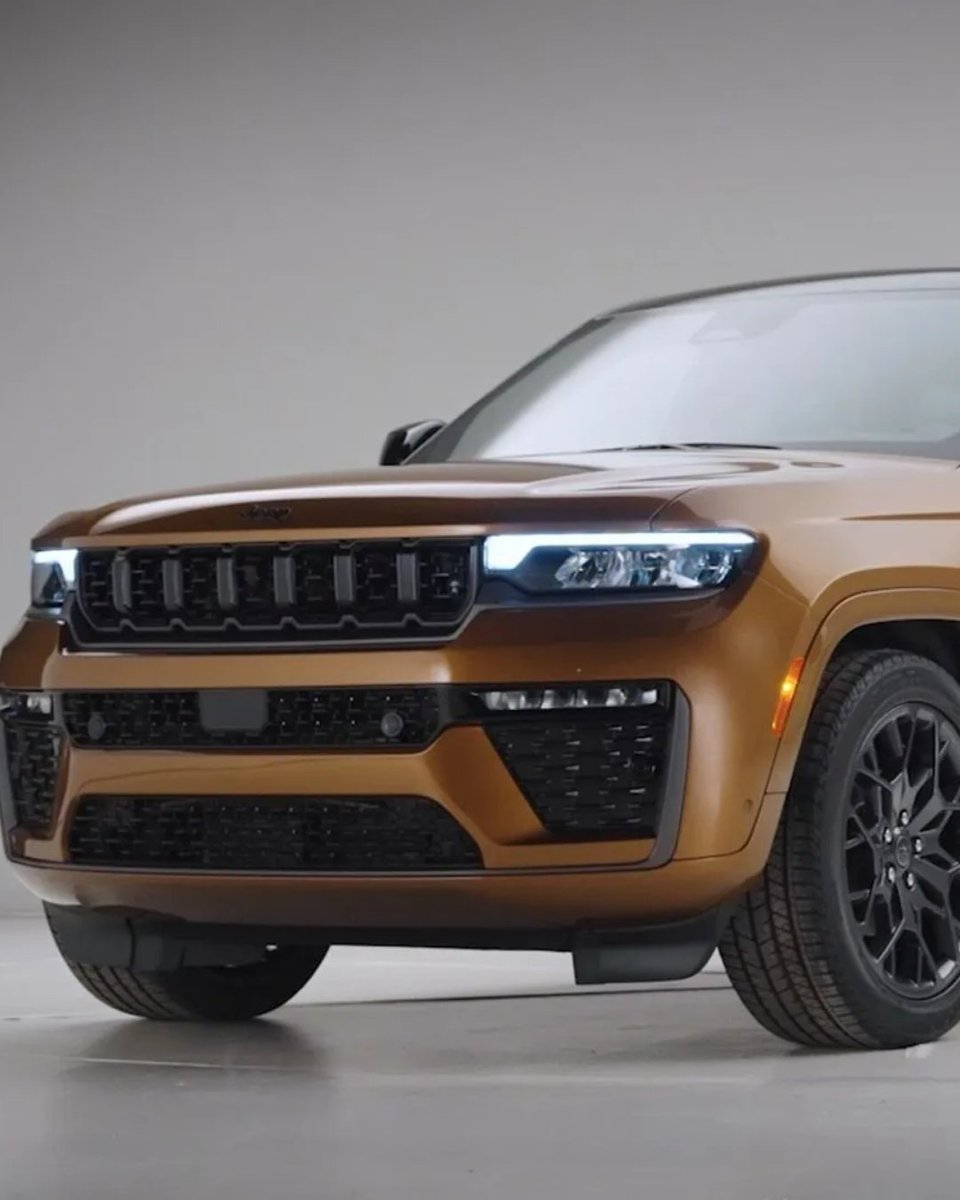 autobondtr's tweet photo. Jeep Grand Cherokee Yeni Motoruyla Sahnede!

Jeep, ikonik Grand Cherokee modelini tamamen yenilenen “Hurricane 4 Turbo” motoruyla geleceğe hazırlıyor. 2.0 litrelik bu ünite, 328 bg güç ve %10 daha düşük yakıt tüketimi sunuyor. 

Yeni nesil teknoloji sayesinde performans artarken verimlilik de zirveye çıkıyor. 2026 model Grand Cherokee, güçlü, çevreci ve modern bir SUV olarak yollara çıkacak.

#Jeep #GrandCherokee #SUV #Hurricane4 #AutoBond