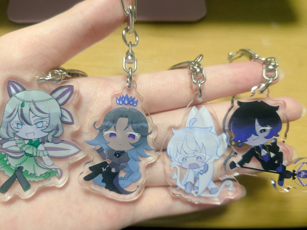 Renieriter's tweet photo. MY KEYCHAINS CAME IN THE MAIL RN. THEY'RE SO CUTE
#silverbellcookie #blacksapphirecookie #crkoc #keychain https://t.co/7zA9ToiGKf