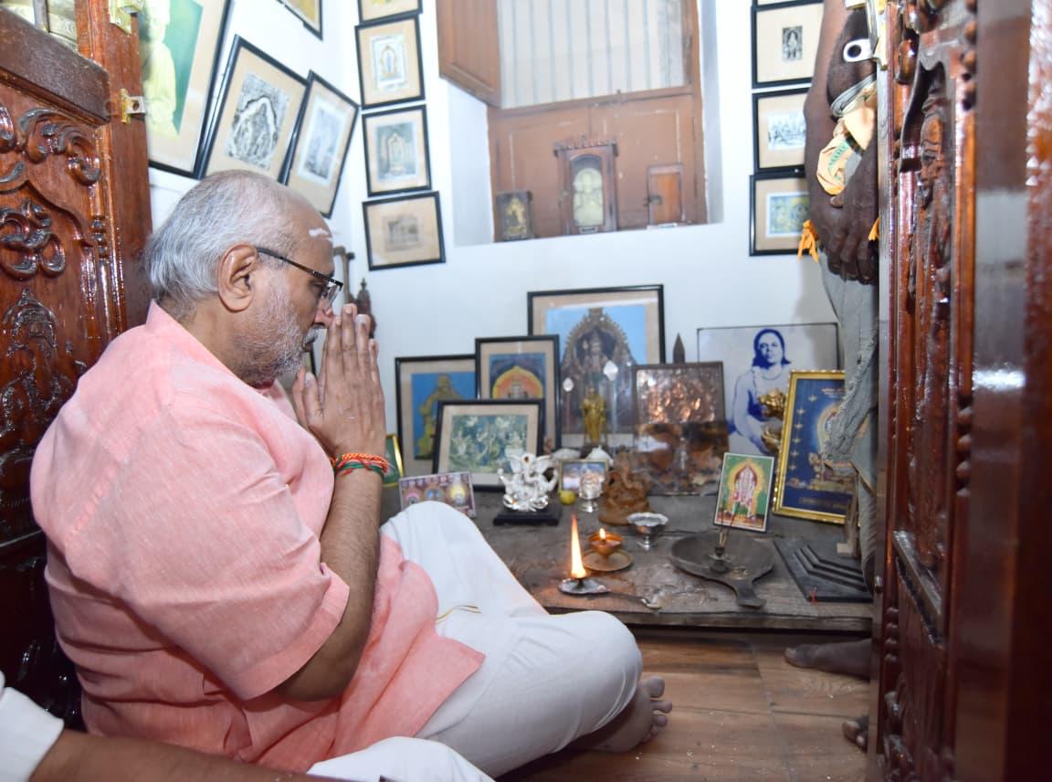 VPIndia's tweet image. தேசியமும் தெய்வீகமும் இரு கண்கள் என வாழ்ந்த பெருமகனார் அய்யா பசும்பொன் திரு.முத்துராமலிங்கத் தேவர்  அவர்களின் ஜெயந்தி விழாவான இன்று, இராமநாதபுரம் மாவட்டம் பசும்பொன்னில் தேவர் அவர்களுக்கு மரியாதை செலுத்தினேன்.

பசும்பொன் திரு.முத்துராமலிங்கத் தேவர்  அவர்கள் சிறந்த தேச பக்தர்.…