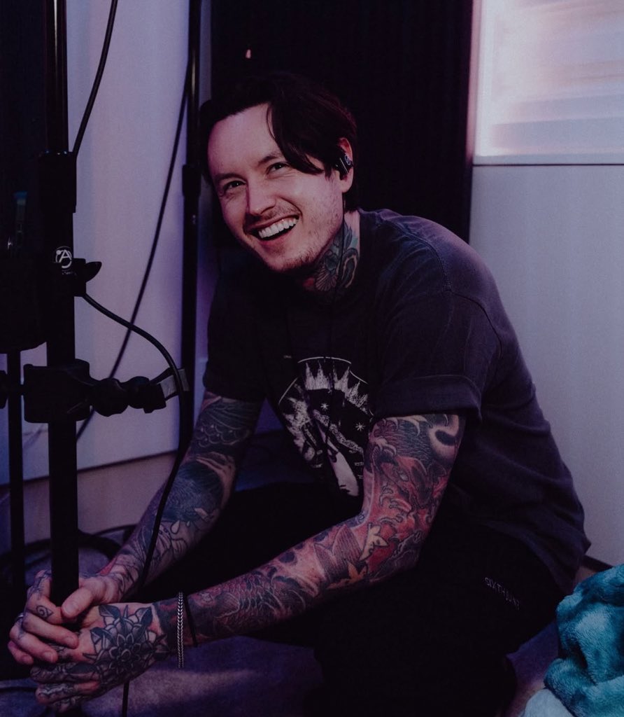 narmimina's tweet image. bringing this back because wdym bro is so pretty