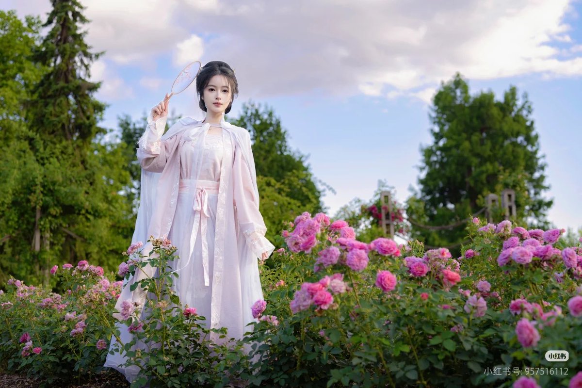 AmazingHanfu's tweet image. A girl in light pink #Song Dynasty style open-front outerwear, white waist-high #skirt &amp;amp; sheer Hanfu cloak stands among #blossoms, adding Eastern charm to the English #garden. #Hanfu #Song Dynasty styleHanfu#londonflowerseas #chineseculture（via：Wanwan）