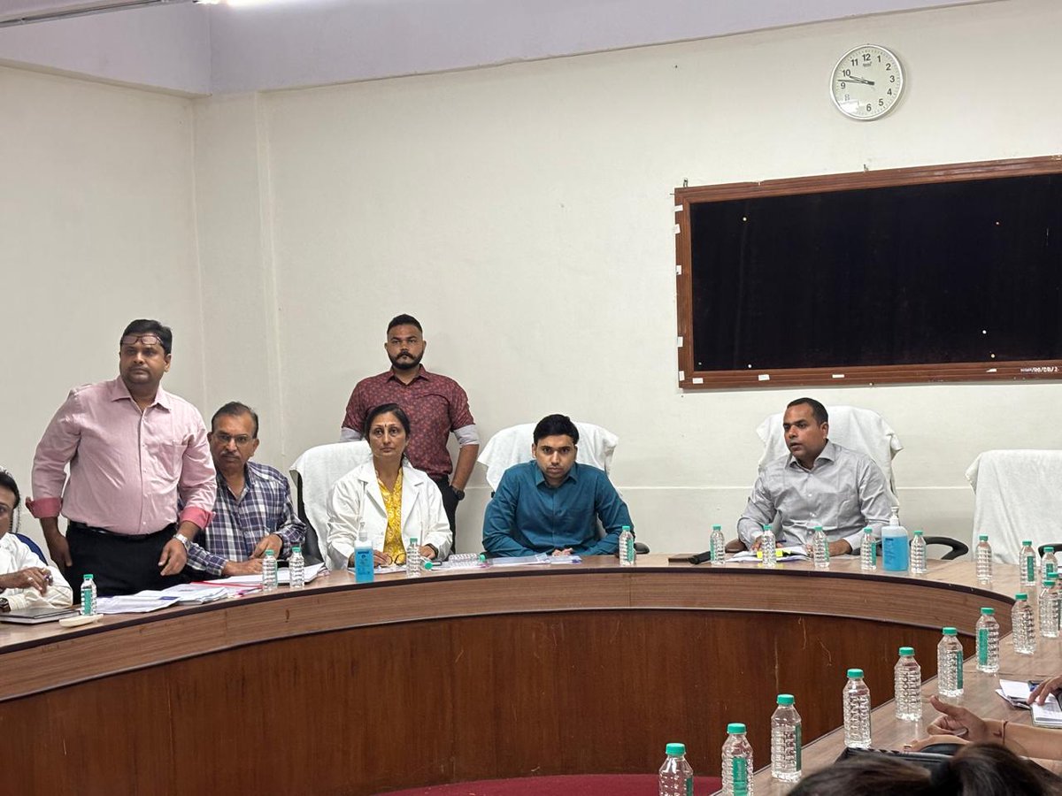 collectorkheda's tweet photo. "આરોગ્ય ​સ્વાગત કાર્યક્રમ"ને અનુલક્ષીને આજરોજ ખેડા જિલ્લામાં થયેલ માતા મરણ ની ઘટનાઓની ગંભીરતાથી સમીક્ષા કરવામાં આવી. આ બાબતે આરોગ્ય અધિકારીઓ અને સ્ટાફને 'ઝીરો મેટરનલ મોર્ટેલિટી' (માતા મરણ ન થાય) તે માટે જરૂરી સૂચનાઓ આપવામાં આવી. https://t.co/4j3zxZGiNf