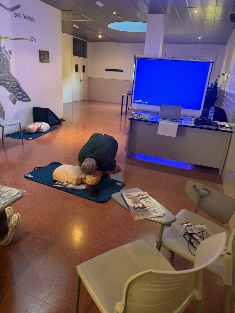 🚑💙 El CFIS ha arribat al Centre Cívic de Sant Salvador! 💙🚑

Aprendre a salvar vides també és cosa del barri 💪✨
El veïnat de Sant Salvador ha après com  actuar ràpidament davant d’una aturada cardiorespiratòria.

<a href="/universitatURV/">Universitat Rovira i Virgili</a> <a href="/fundacioURV/">Fundació URV</a> <a href="/Dipta_cat/">Diputació de Tarragona</a> <a href="/URVmedicina/">Facultat de Medicina i Ciències de la Salut</a>