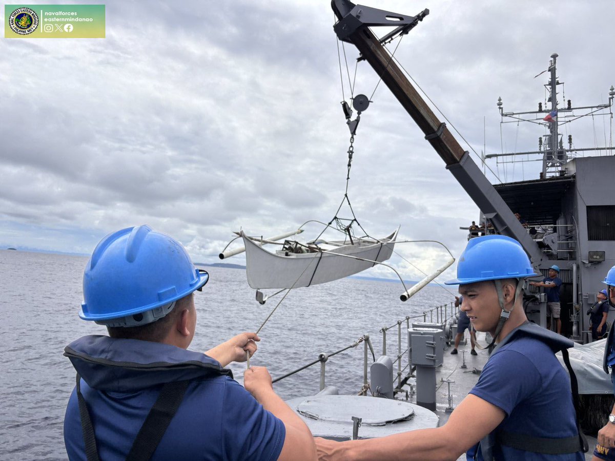 Philippine_Navy's tweet image. TO THE RESCUE | PH #Navy in Eastern Mindanao Rescues Three Distressed Fishermen off Dinagat Islands
👉🏽facebook.com/share/p/19pu2e…
#ProtectingtheSeasSecuringOurFuture
#ModernandMultiCapablePHNavy
#OneAFPOnePhilippines
#StrongAFPStrongPhilippine