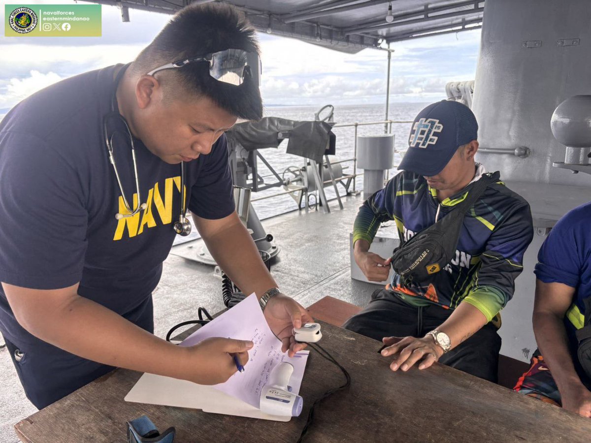 Philippine_Navy's tweet image. TO THE RESCUE | PH #Navy in Eastern Mindanao Rescues Three Distressed Fishermen off Dinagat Islands
👉🏽facebook.com/share/p/19pu2e…
#ProtectingtheSeasSecuringOurFuture
#ModernandMultiCapablePHNavy
#OneAFPOnePhilippines
#StrongAFPStrongPhilippine