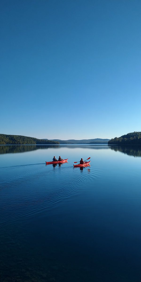 Ahmadansari2233's tweet image. Calm lake #iOS26update