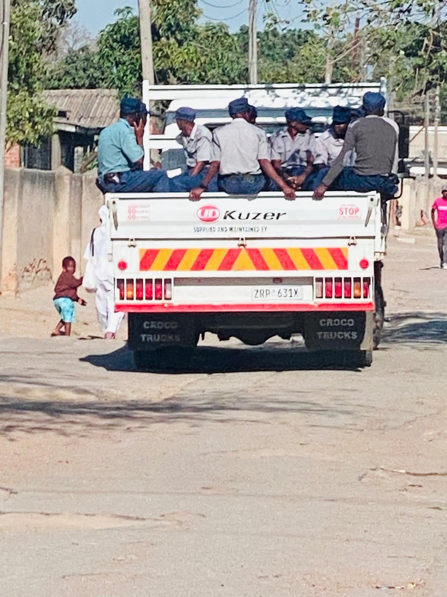 ReturneeE8602's tweet photo. Despite canceling the Birthday Celebrations of Hon Job Wiwa Sikhala which were scheduled for today at Macheka Ground Chitungwidza the police were seen roaming around at the venue. What is it that they fear?
#Pakaipa
#Kunzima
#ItsTough https://t.co/RZYPDiYxrx