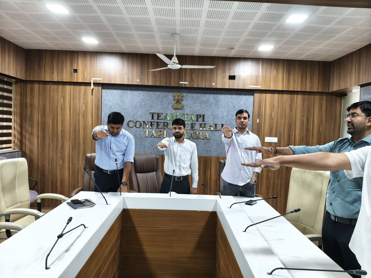 આજ રોજ કલેકટર કચેરીનાં સભાખંડ ખાતે સરદાર વલ્લભભાઈ પટેલની જન્મજયંતી: ૩૧મી ઓક્ટોબર ‘‘રાષ્ટ્રીય એકતા દિવસ’’ નિમિત્તે સૌ અધિકારીઓ અને કર્મચારીઓ દ્વારા શપથ લેવામાં આવ્યા.
<a href="/CMOGuj/">CMO Gujarat</a> 
<a href="/revenuegujarat/">Revenue Dep. Gujarat</a> 
<a href="/InfoGujarat/">Gujarat Information</a> 
<a href="/infotapigog24/">Info Tapi GoG</a>