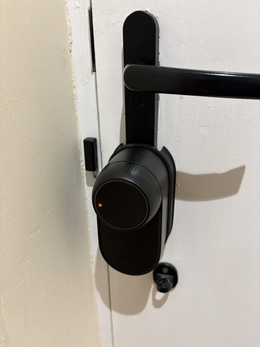 AggressLee's tweet image. @SwitchBot Just upgrade my door lock from Lock Pro to Lock Ultra. Lock Ultra provide faster lock/unlock speed with less noise. Also it provide more user friendly feature such as night mode with low speed, which it can prevent noise at midnight.