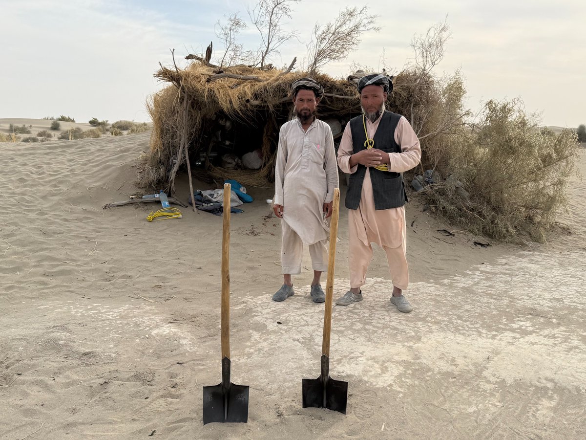 Sonsuz çölün ortasında iki yoldaş. En yakın yerleşim yeri saatlerce uzaklıkta.

Şehrin yolu olmadığı için bu çölü kullananlar var.

Nur Mehmed ve Çarap, her gün 40 kilometreye yakın yol yürüyüp çölde kaybolanları veya kuma saplananları kurtarıyor.

Afganistan, Ekim 2025.