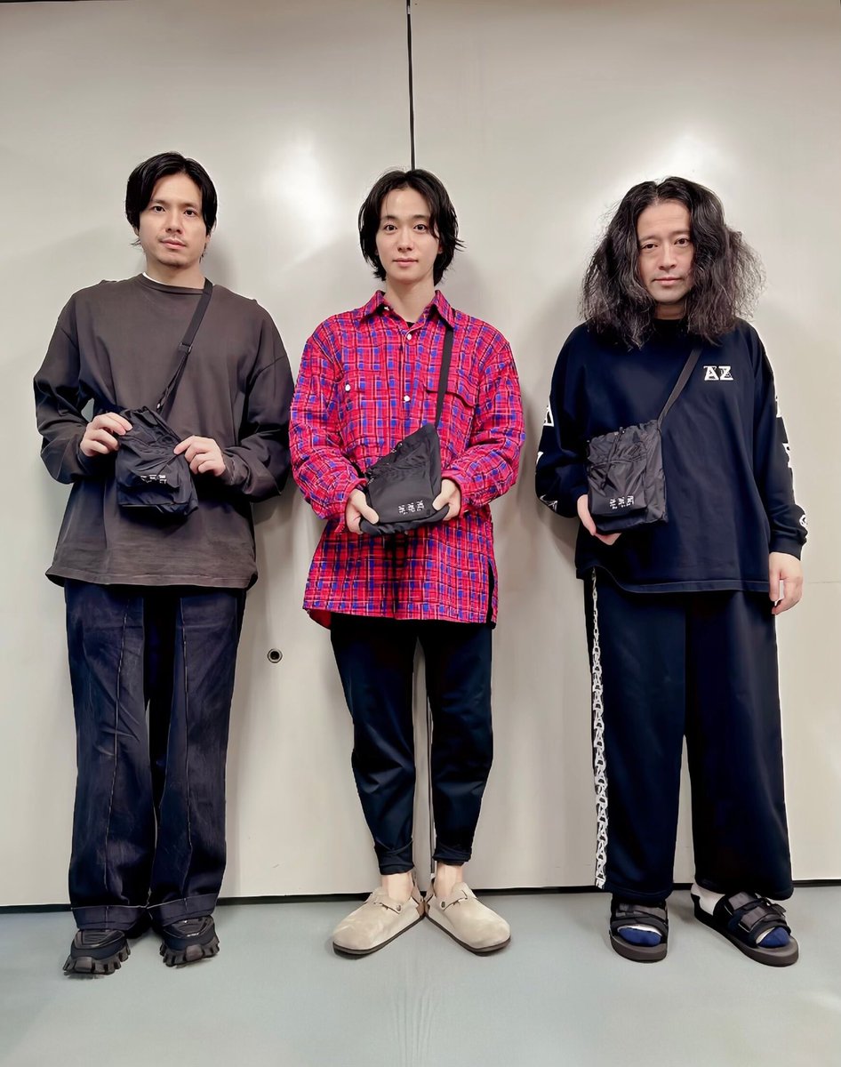 朗読会『#葉葉葉』
-わたしはあなたか-

🖋️⌇オリジナルグッズのご紹介

ショルダー巾着ポーチをお揃いで着用した
お三方のお写真が到着📷
書籍を持ち運ぶのにおすすめです📗

〖ラインナップ〗
◉公演パンフレット：3,300円
◉ショルダー巾着ポーチ：2,500円

🌿公式HP
aoi-stage.jp/bababa_reading